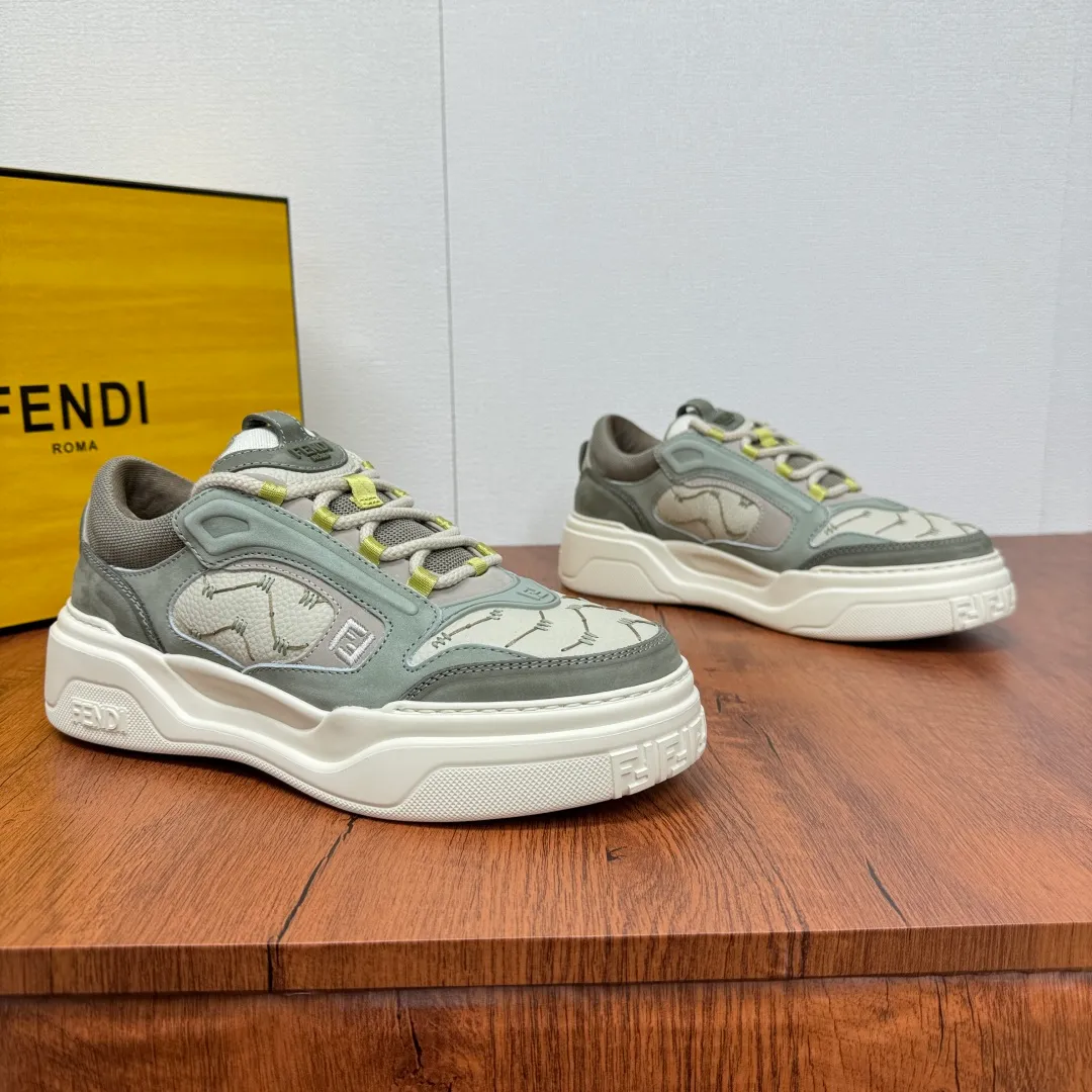Batch 780 FENDI/FENDI Force men's sports shoes, new thick-soled lightweight lace-up low-top shoes at the counter, made of white full-grain leather and white and brown smooth leather, with padded elements. Brown FF jacquard and yellow technical fabric details. Lightweight, thick white sole with FF graphic details on the toe and heel. Main body of pebbled soft cowhide with Nappa calfskin. Contrasting color multiple composite splicing, extremely modern and youthful, webbing style lace-up hole design, multiple injection molded brand logo plastic modules on the toe, and embroidered FF logo on the side, heavy craftsmanship, full of details, super high quality control and fine workmanship! Full mesh breathable lining, ultra-light TPR foam rubber; molded outsole, lightweight and versatile, non-slip and wear-resistant! Comes with full packaging! Size: 39-40-41-42-43-44 Leather shoe size (can be customized, 38.45 cannot be returned or exchanged) Item No.: 7E1728 Gray Green